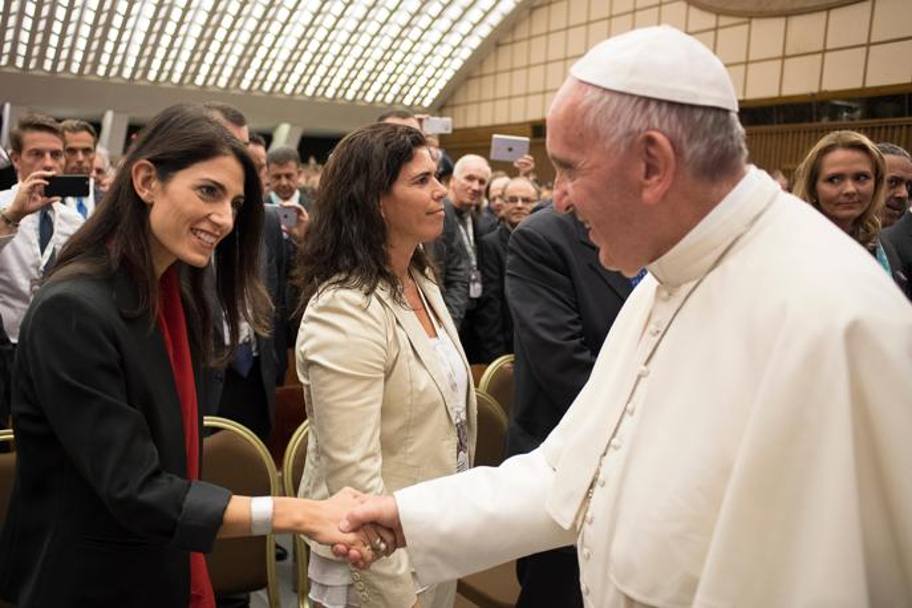Papa Francesco stringe la mano alla sindaca di Roma Virginia Raggi AFP